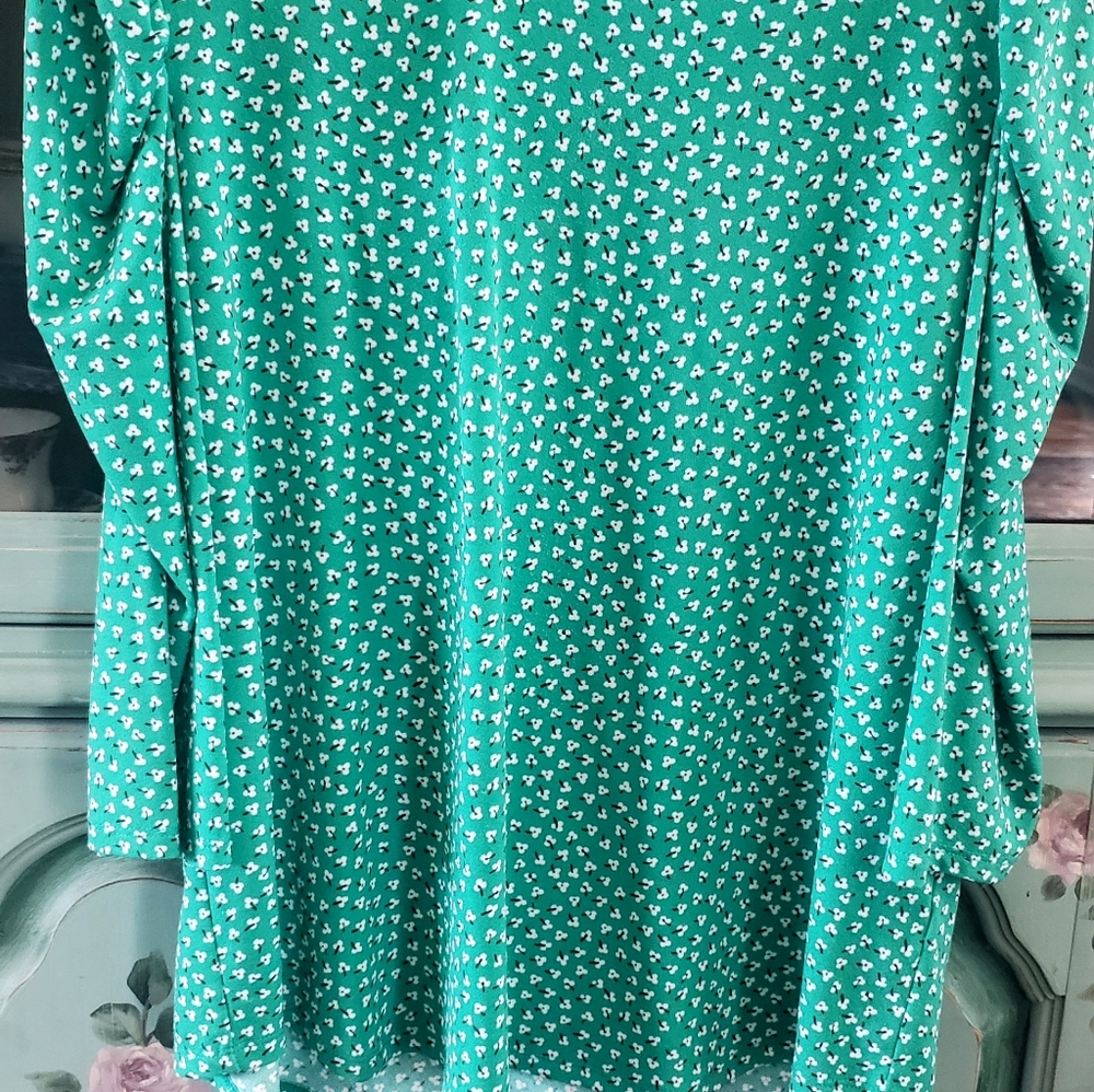 Adrianna Papell Green Blouse with White Floral Pattern